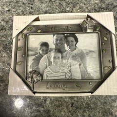 Metal picture frame for a Family Photo, 6 x 4 inches, Fetco Home Decor NIB