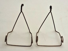 PAIR GOLD TONE TWISTED WIRE PLATE OR BOWL DISPLAY STAND, 4 IN X 3 1/2 IN X 5 IN