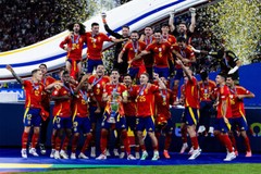 Spain National Football Team Champions 2024 Trophy Lift Wall – POSTER 20″x30″